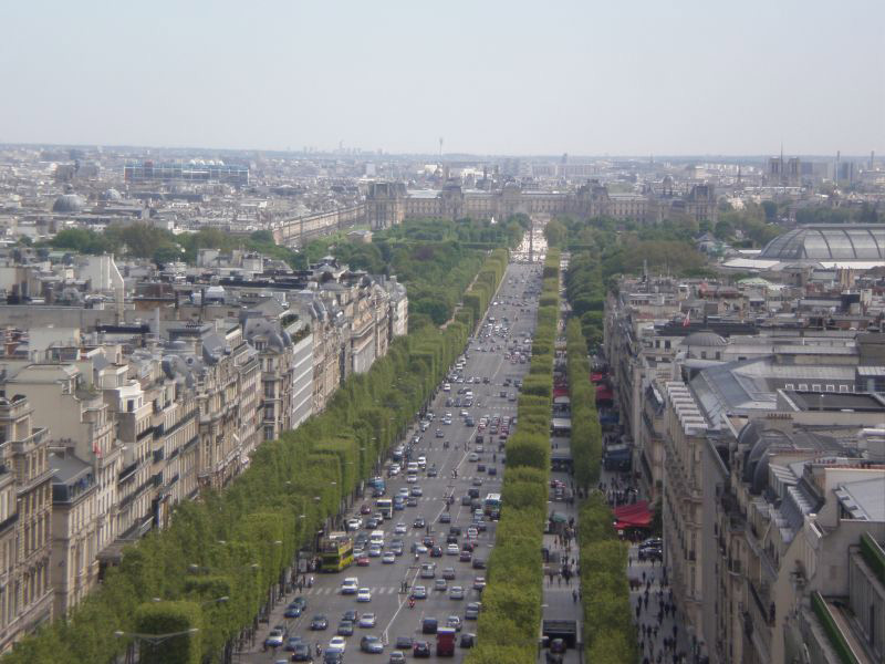Pariz - pogled na Elizejske poljane in osrednji del mesta. V njem je leta 2009 živelo približno 2 milijona prebivalcev, v Velikem Parizu pa malo manj kot 12 milijonov.