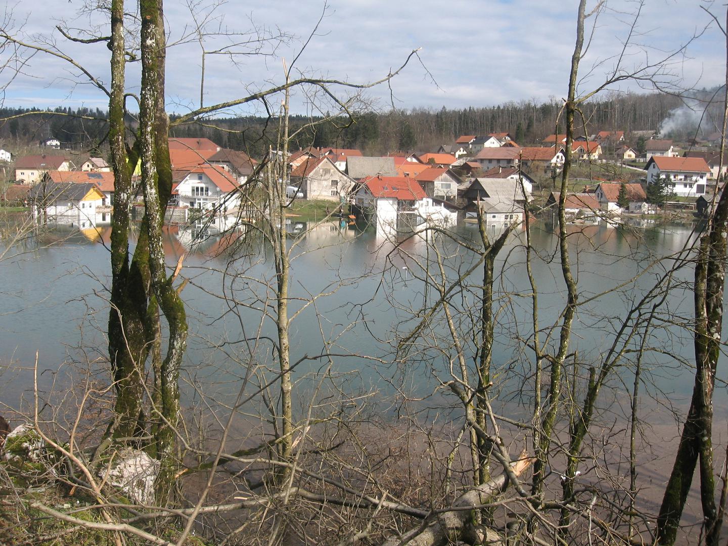 Poplavljene hiše v Lazah (februar 2014)