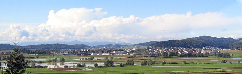 Grosupeljsko polje in Grosuplje v ozadju