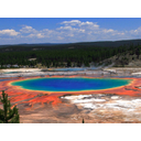 0303_bakterije_obarvanost_izvira.jpg<>Intenzivna obarvanost termalnega izvira Grand prismatic spring (narodni park Yellowstone, ZDA) je posledica različnih bakterij, ki so sposobne preživeti v teh, večini organizmov nesprejemljivih, dejavnikih okolja (temperature okoli 70 stopinj C).